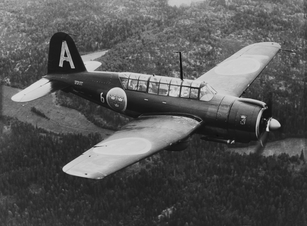 Flygbild av flygplan B 17A tillhörande F 6 Karlsborg, över skog, omkring 1944-1945. Flygplanet märkt F 6-B.