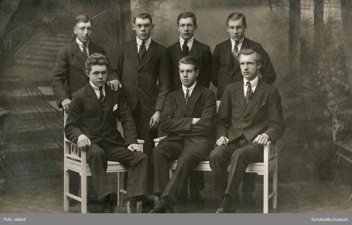 Grupporträtt av åtta unga allvarliga män. På bildens baksida står: Fotograferat Sönd. D. 8 okt. 1922. Carl Birberg, Skönvik. Ur en samling som tillhört Carl Birberg, Skönvik.