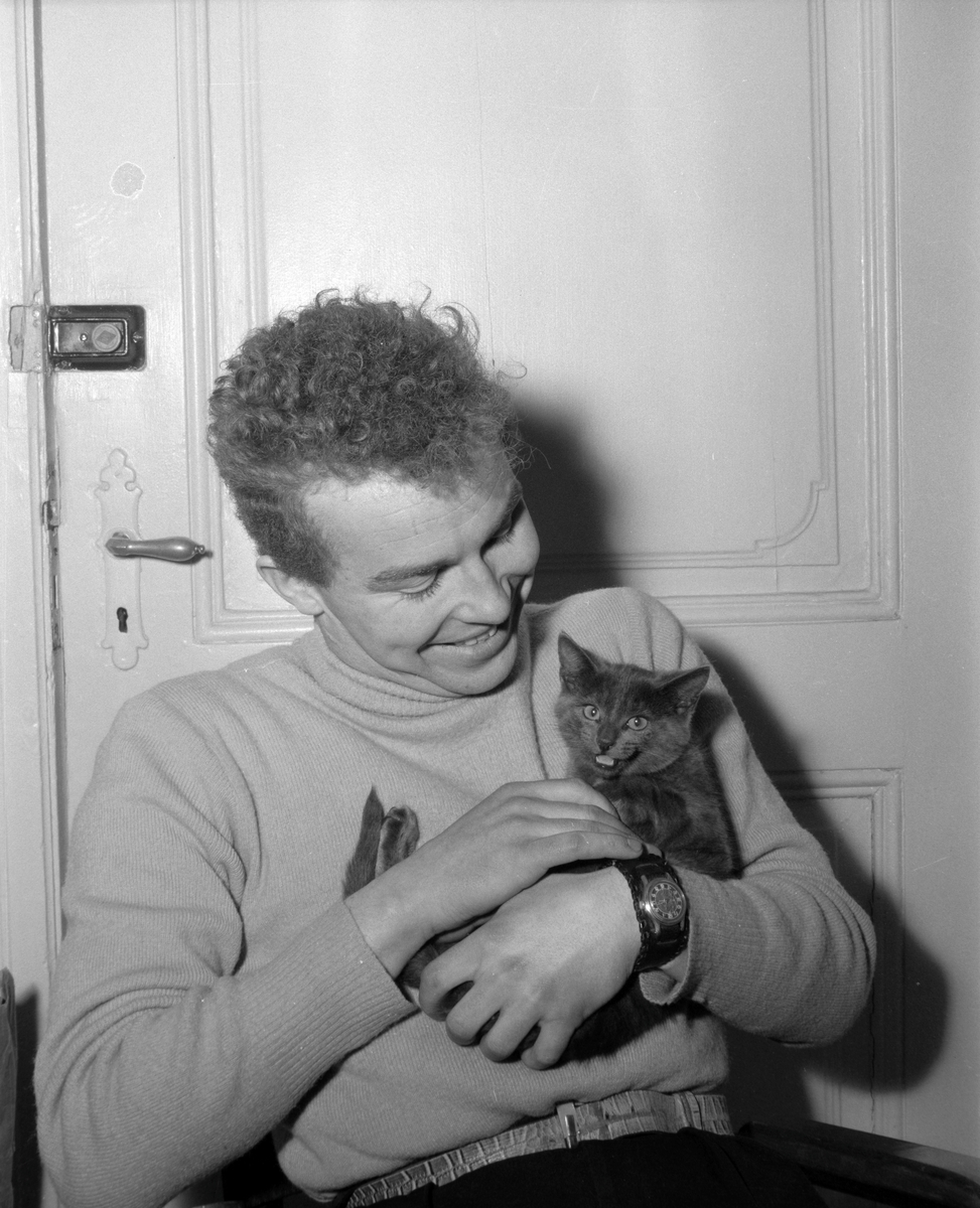 Knut Jensen med kattunge
