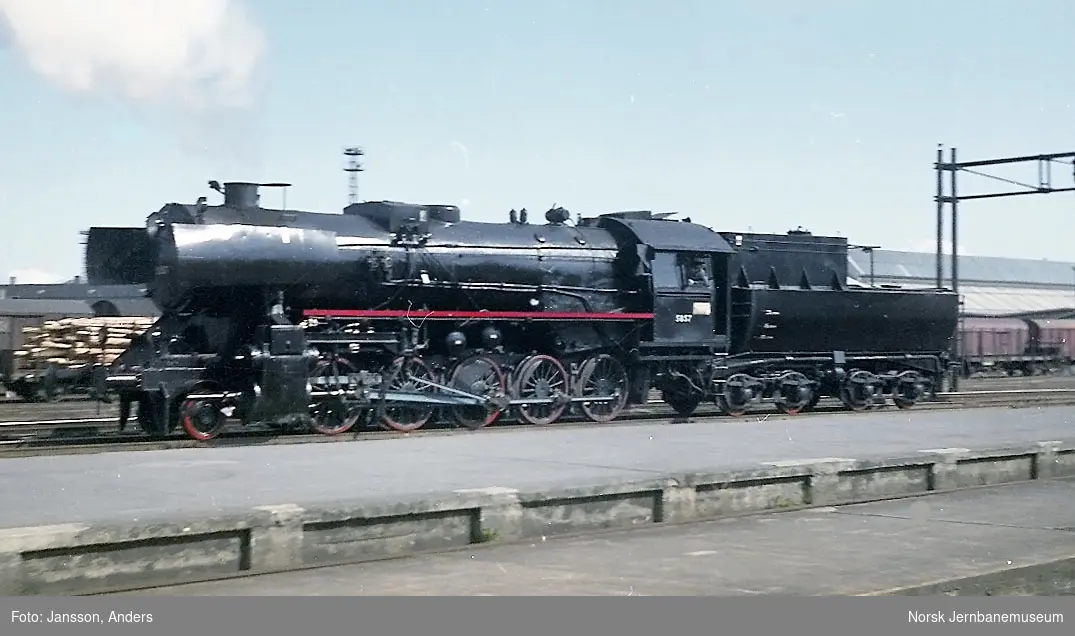 Damplokomotiv 63a 5857 på Trondheim stasjon
