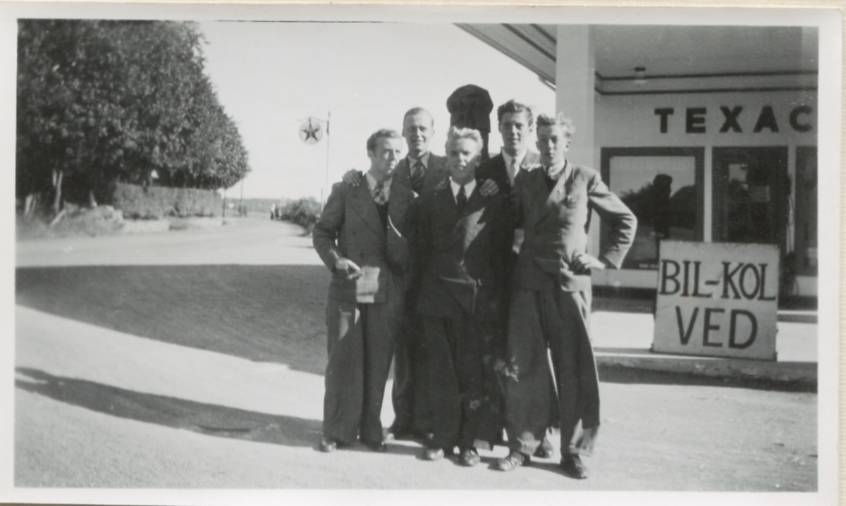 Fem okända män står framför Texaco bensinstation på Gamla Riksvägen i Kållered centrum 1940-tal.