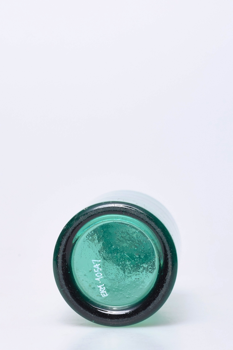 Glassflaske av grønt glass, med hvit plastkork med metallfeste.