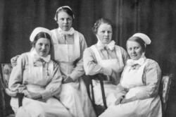Gruppe 4 ny utdannede sykepleiere i 1924. Jorunn Uppstad sit