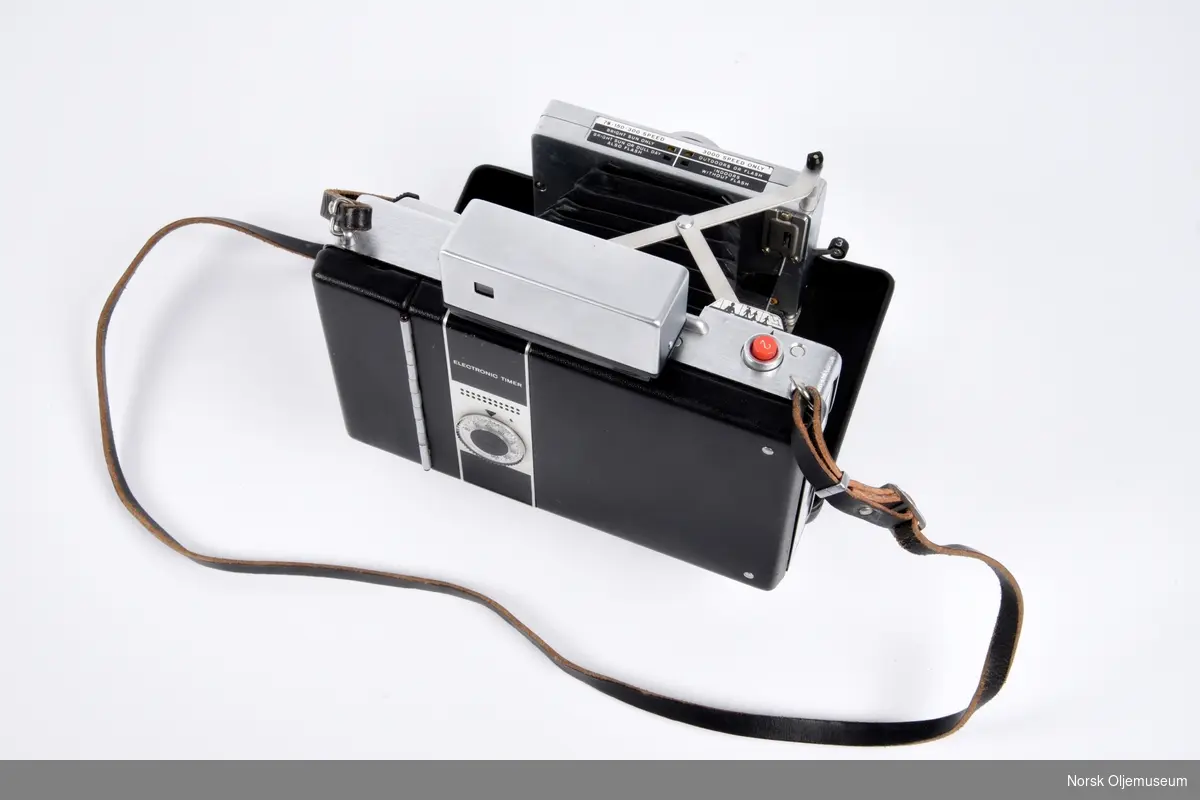 Polaroidkamera med etui og tilbehør. Kameraet ble brukt i forbindelse med Exxon sine kurs innen oljeteknologi.