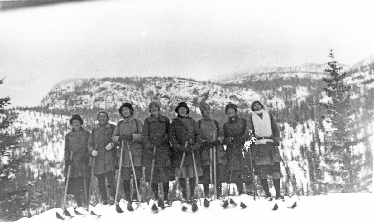 Kvinner på skitur i Nordbygda i Eggedal, ca. 1925.
