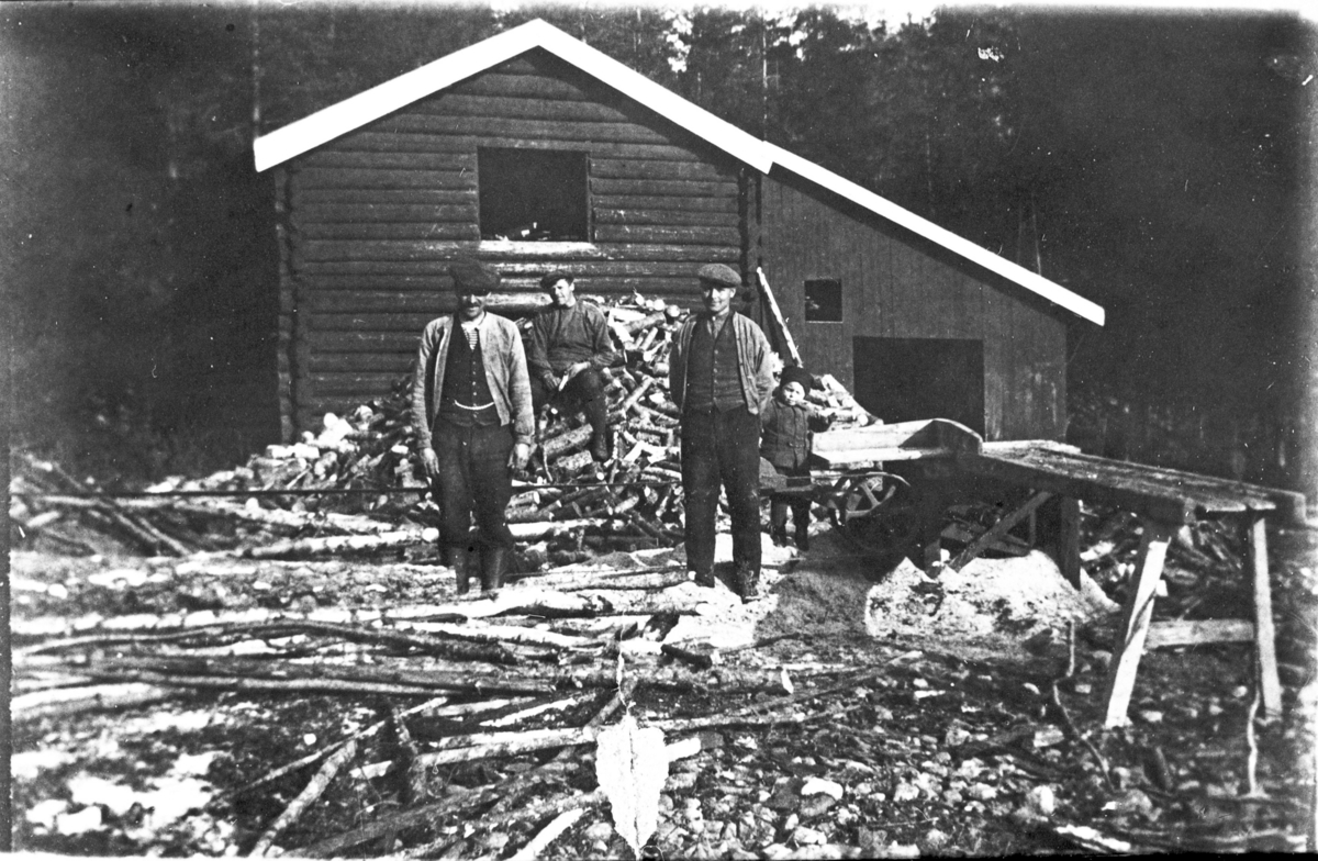 Vedsjau på Nordmoen, ca. 1920. Kapping med stor Lanson-motor. Fra venstre: Otto Knudson, Borger Kolbjørnsrud, Kristian Vidvei og Olav Vidvei