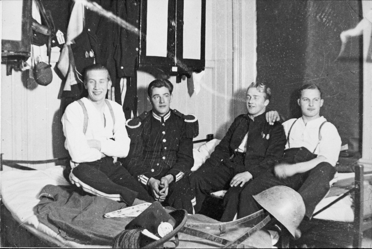 Fra Kongens garde, 1939. Gardister i forskjellige uniformer. Fra venstre: Reidar Liaklev, 2 ukjente og til sist Lars Vidvei.