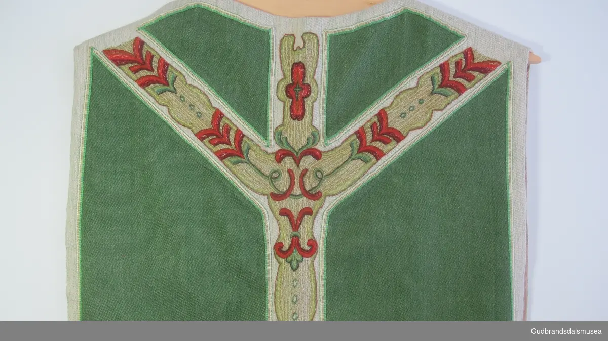 Messehagel - en kjortel som presten bruker. Har fargene som tilhører de forskjellige kirketider. Denne er grønn. Brodert kross på front, Constantine kross på ryggen. Fòret med grått linstoff. To hekter på den ene skuldera. Nedre del er avrundet.
