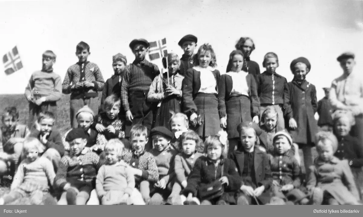 "Illegal " 17. mai-feiring i Evjedalen, Rolvsøy 1940. Barna var fra Evje og Haugefjellet. Ukjente.