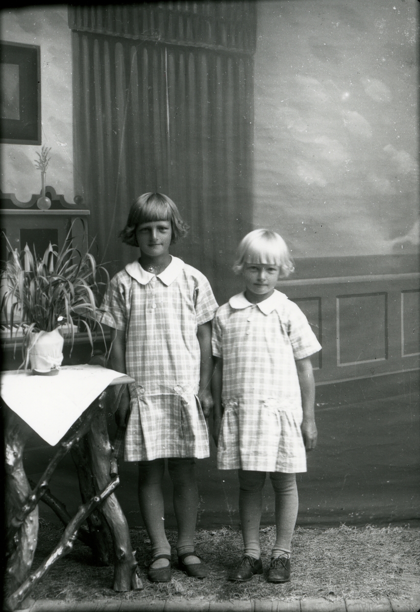 Agnes g. Skyltbæk (1917-1989) og Vesla (Johanne) (1920) Faldmo.