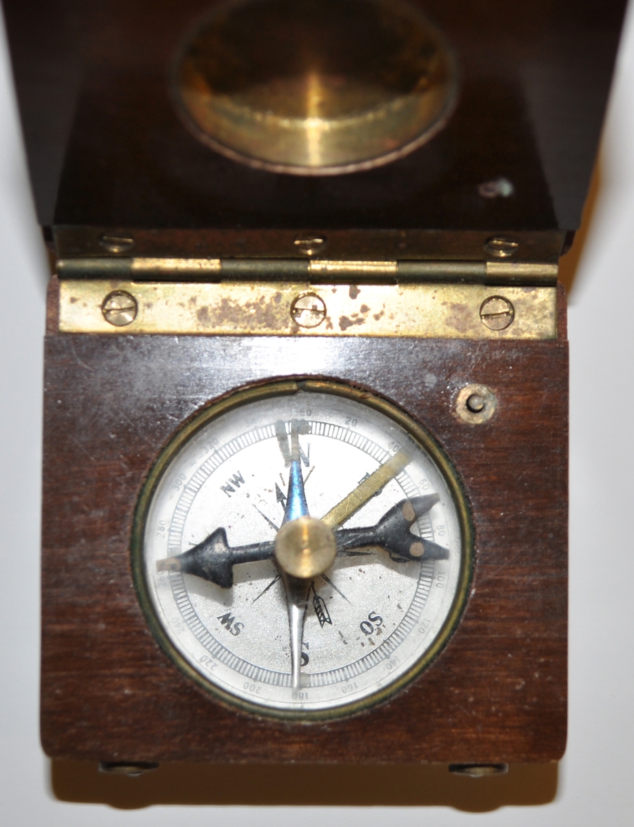 En kompass som är monterad i en träask som går att försluta med små hakar.