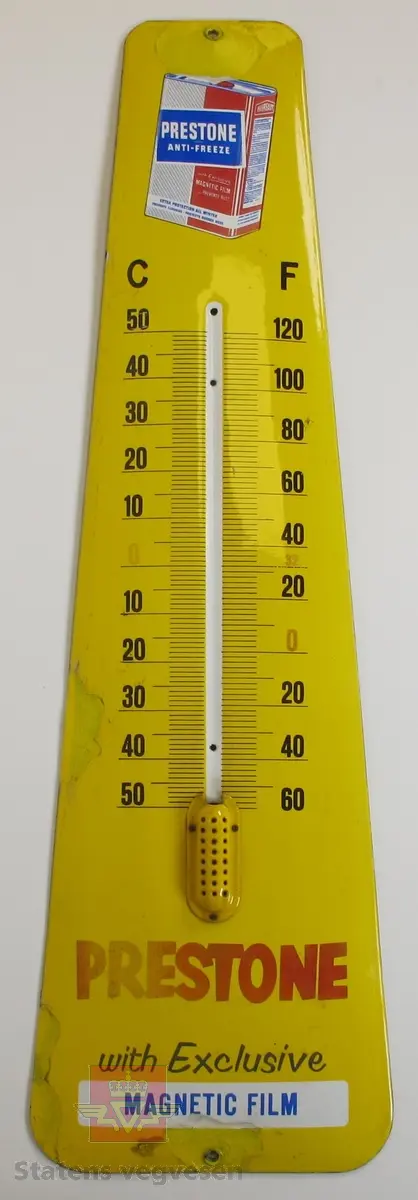 Gult termometer av metall, (emaljert) med reklame for kjølervæske. Gjenstanden har et motiv av en kanne med Prestone kjølervæske. Svart bakside. Hull i begge ender for å festes på vegg eller lignende. Rundt hullene og et par steder langs siden av termometeret, er det skadet og forsøkt fikset med maling.