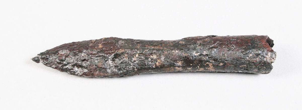 Armborstpil av järn. Ihålig rund holk 42 mm lång. Huvudet fyrkantigt som smalnar av i en udd.

1300-tal. Från arkeologisk utgrävning av stormansborgen Vädersholm.

105:40