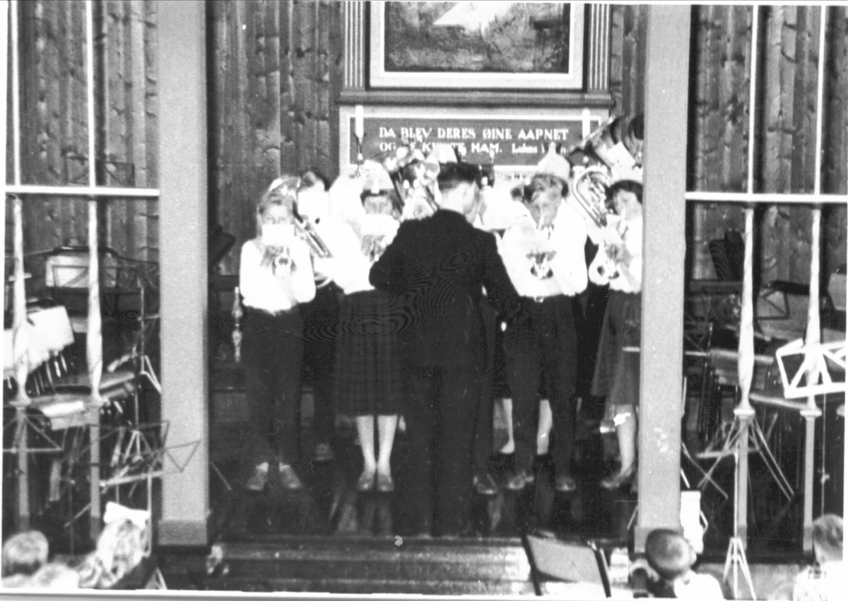 Skånland skolemusikkorps spiller i en kirke.
