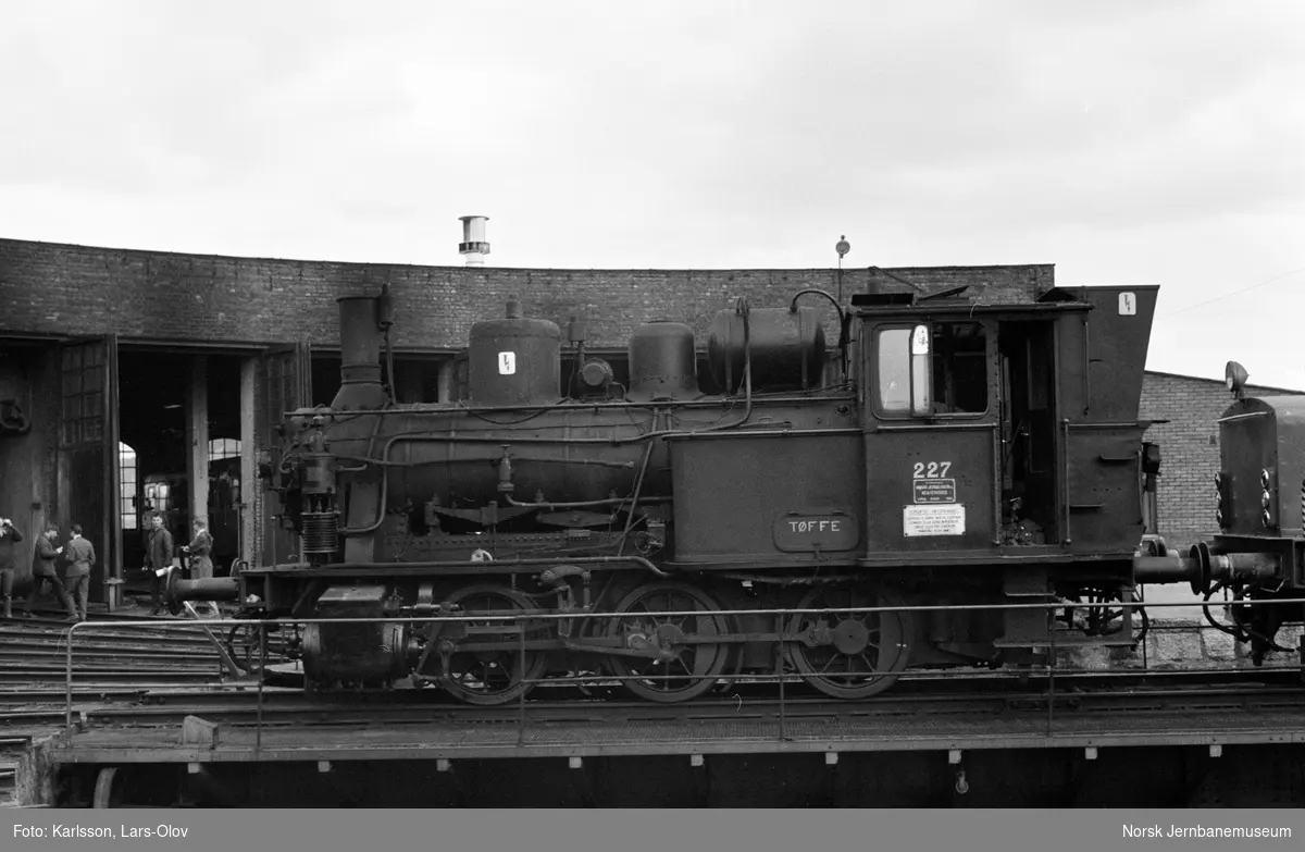 Damplokomotiv type 25a nr. 227 på svingskiven utenfor lokomotivstallen på Hamar stasjon