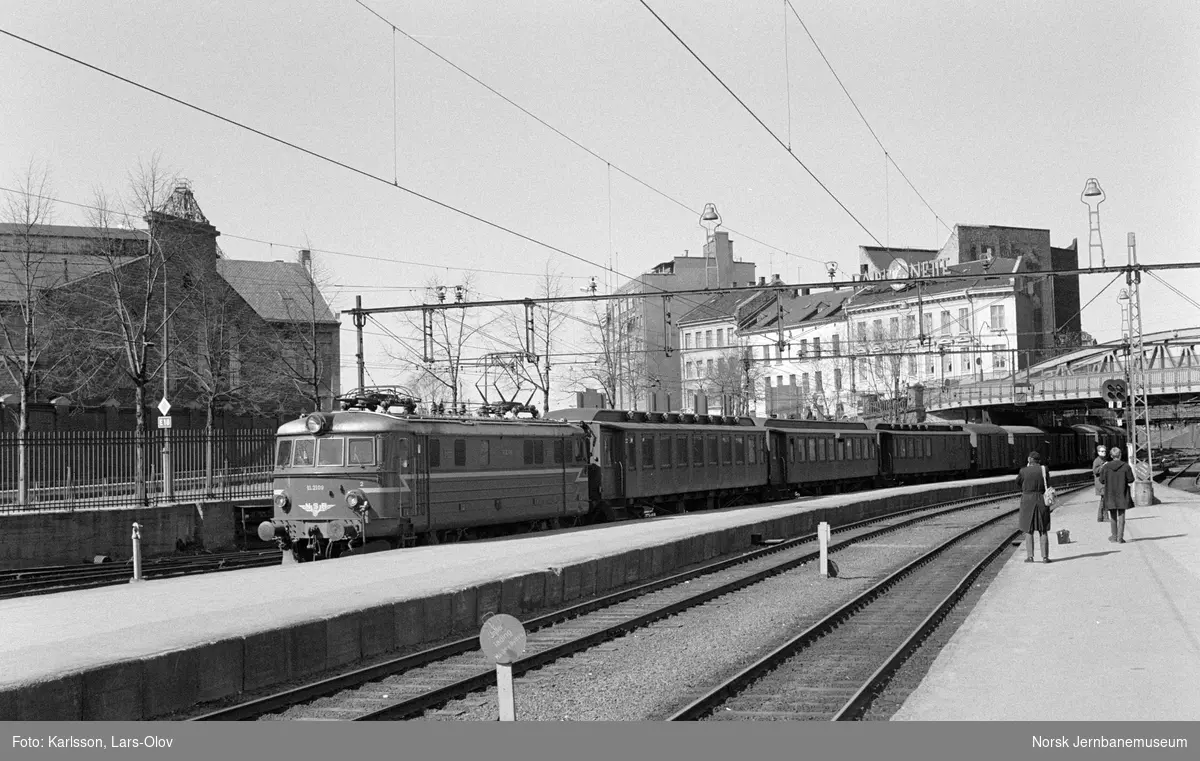 Elektrisk lokomotiv El 11 2109 med persontog kjører inn i spor 1 på Oslo V