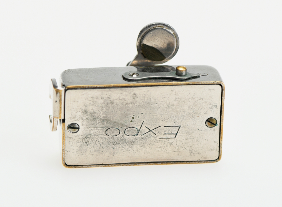 Et belgkamera for 116-film fra Kodak. No. 1A Folding pocket ble laget i flere versjoner mellom 1899 og 1915 og var det første kameraet fra Kodak til å bruke 116-film. Av de fire versjonene (Model A, B, C, D) var denne Model D den første til å ha en objektivplate i metall, mens de tidligere versjonene hadde en objektivplate i tre. 

Kameraet tar bilder på 6,5x11 cm. Det har 3 lukkertider i tillegg til åpen lukker (B). I tillegg til lukkeren på objektivet har kameraet også en snorutløser. På skinnen som belgen er festet i er det et lite hjul for å stoppe belgen i ulike posisjoner merket med fokusavstand. Det er en søker foran på objektivplaten som kan roteres for å ta landskapsbilder, og søkeren har et deksel som kan vippes opp. Baksiden kan åpnes for å sette inn film, og det har et rødt vindu for å se om det er film i. Luken til belgen åpnes med en knapp på siden av kameraet, på luken er det en fot som kan brettes ut. Håndtak i skinn på toppen. Kameraet kommer i en veske av skinn. Med kameraet følger også en mekanisk opptrekkbar selvutløser som kan festes på enden av snorutløseren.