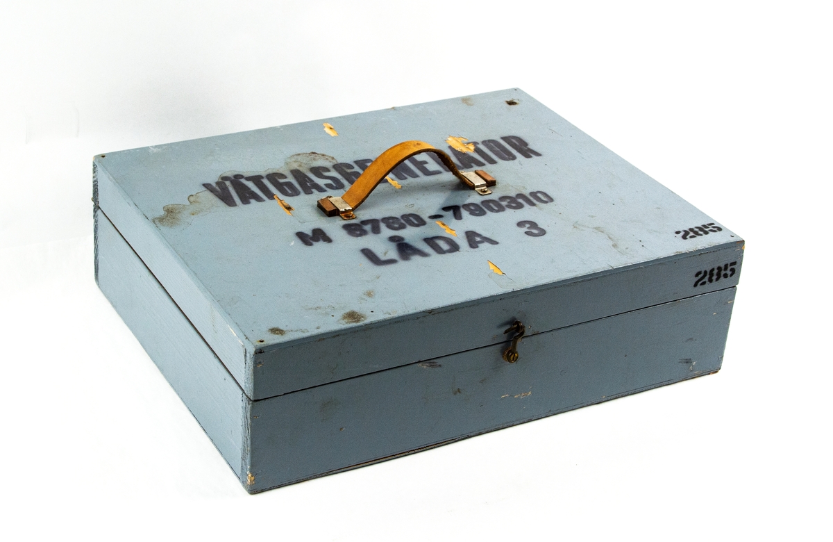 Vätgasgenerator förvaras i 3 lådor med tillhörande innehållsförteckning. För att säkerställa tillgång till vätgas i fält för meterologi konstruerades en vätgasgenerator. Den användes från mitten av 60-talet fram till början av 90-talet.