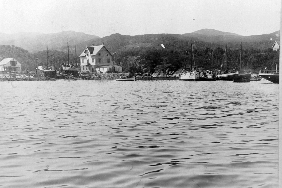 Mathiassen Mekaniske verksted på Seljestad, fotografert fra havet. Til venstre båter på slippen.