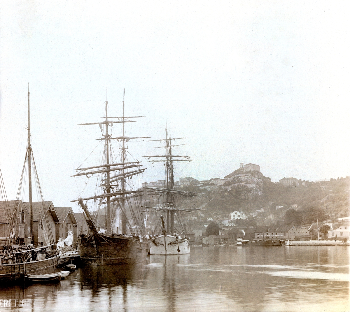 Skuteportrett, fra havnen i Halden, fotografert i forbindelse med Telemarkens Linjebataljon Fredriksten festning, 1905. Fredriksten festning sees i bakgrunnen.