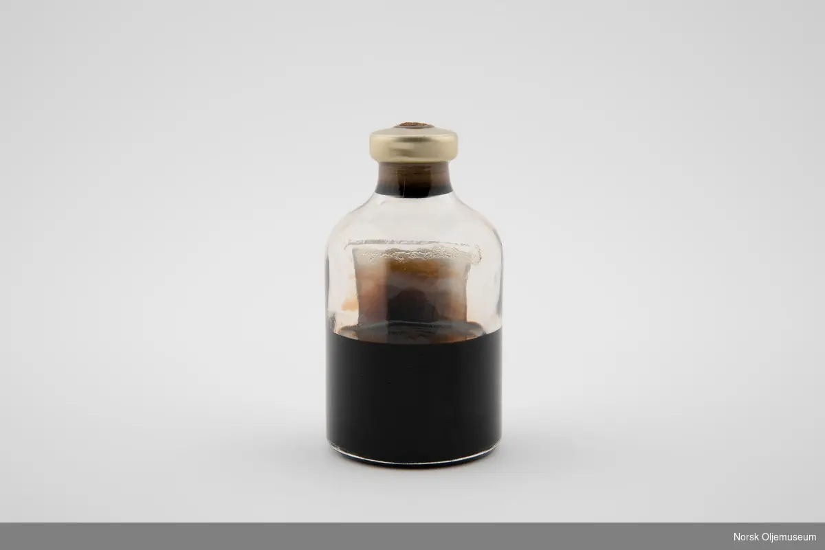 Oljeprøve fra Gullfaksfeltet.

Oljen er oppbevart i en glassflaske med forsegling i metall og gummi.