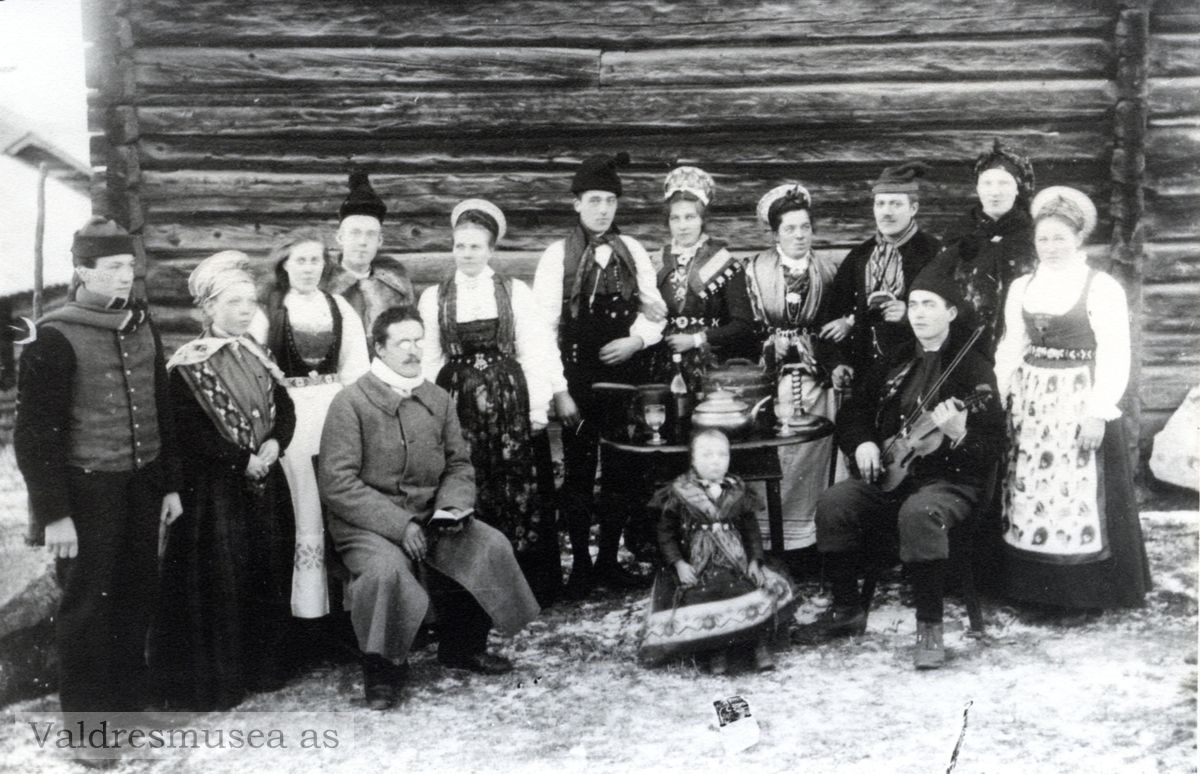 Parade av gamle bryllupsdrakter frå Vang. Fotografert på garden Nertrost i Vang i 1899.