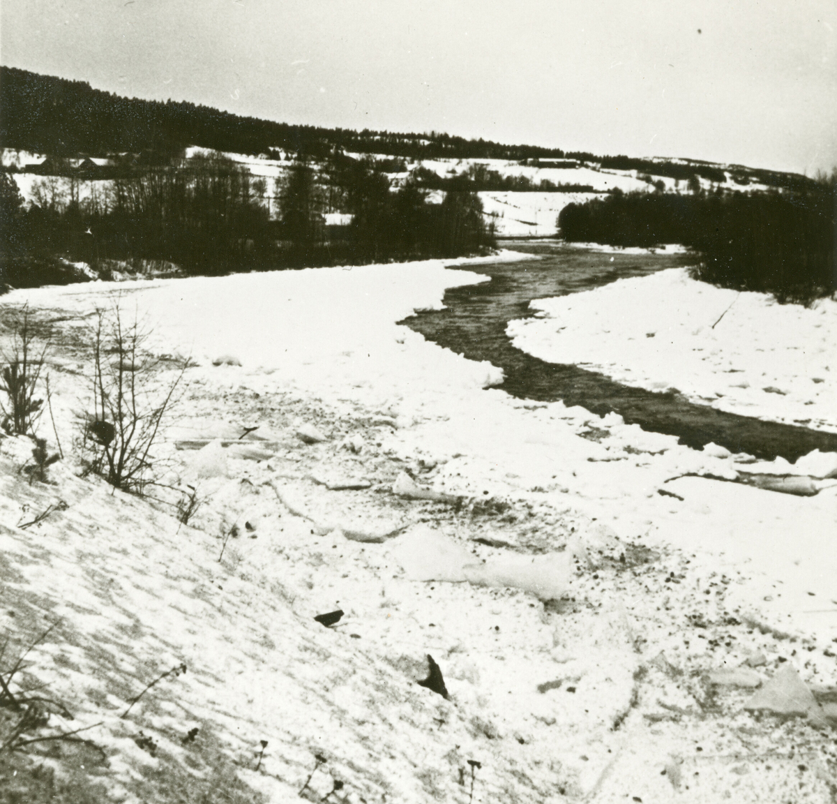 Bilde frå ein rapport om forholda ved Bø-elva om vinteren.  bilda er tatt vintrane 1973-74 og 1974-75.  Rapporten kom i 1975.  