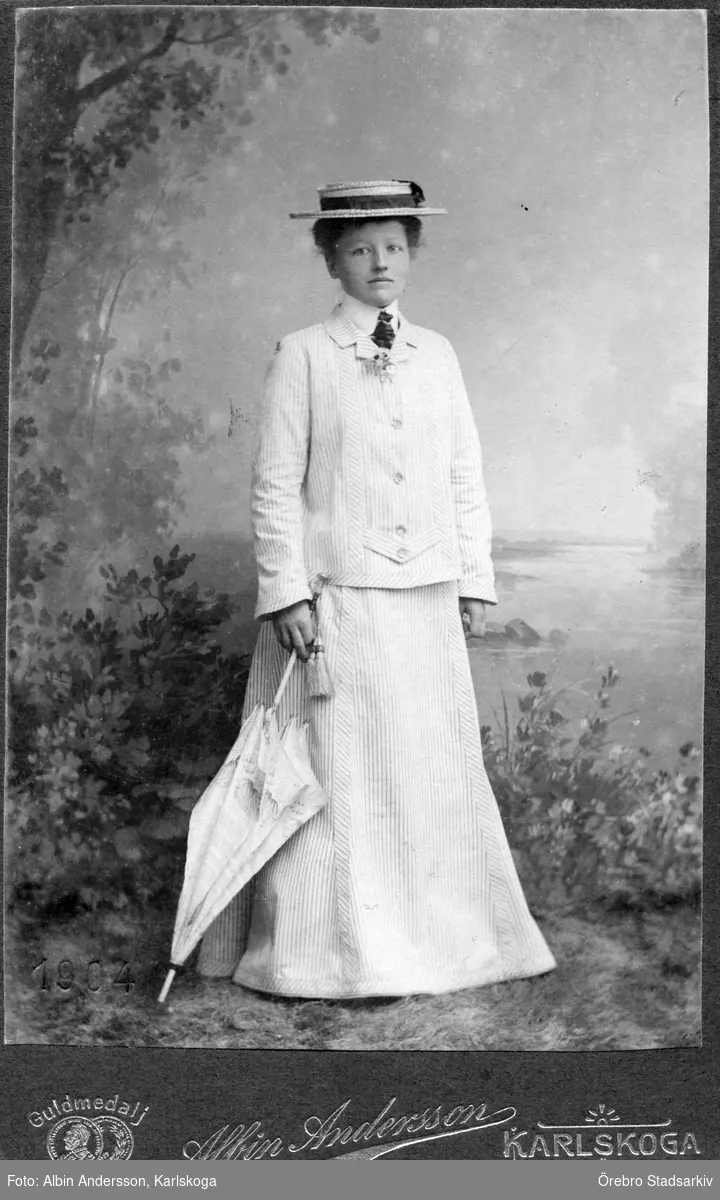 Kvinna med stråhatt och paraply

Augusta 'Gusten' Vilhelmina Israelsdotter, senare Israeli (född 1878-05-23 i Viker död 1928-06-13 i Stockholm)