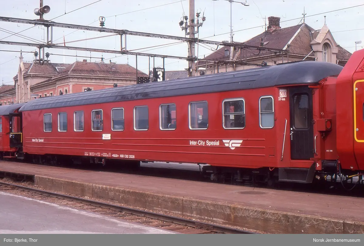 Intercity-kontorvogn CB2 21228 utstilt på Hamar stasjon