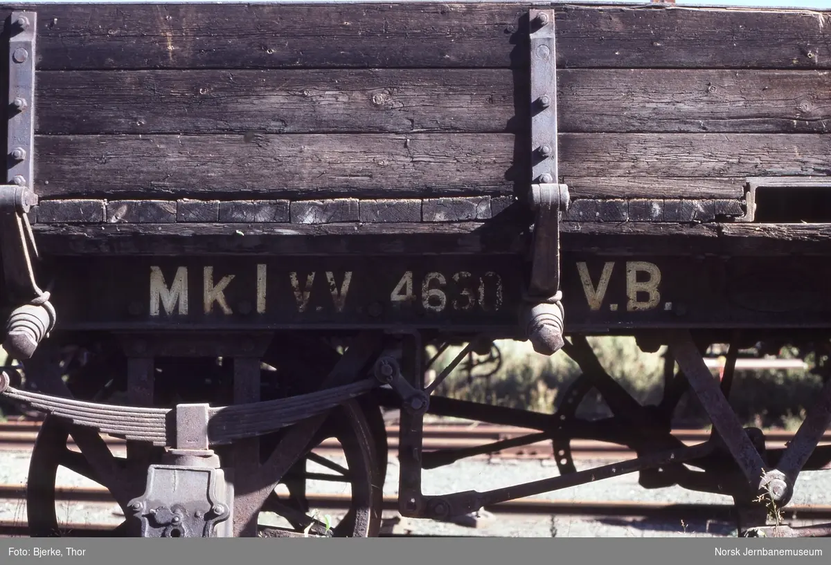 Vogn fra Valdresbanen litra MK nr. 1, på Dokka stasjon - vognen var oppbygd som sporrenser. Sporrenserhuset ble revet på Dokka før den ble fraktet bort av Norsk Jernbaneklubb for senere restaurering