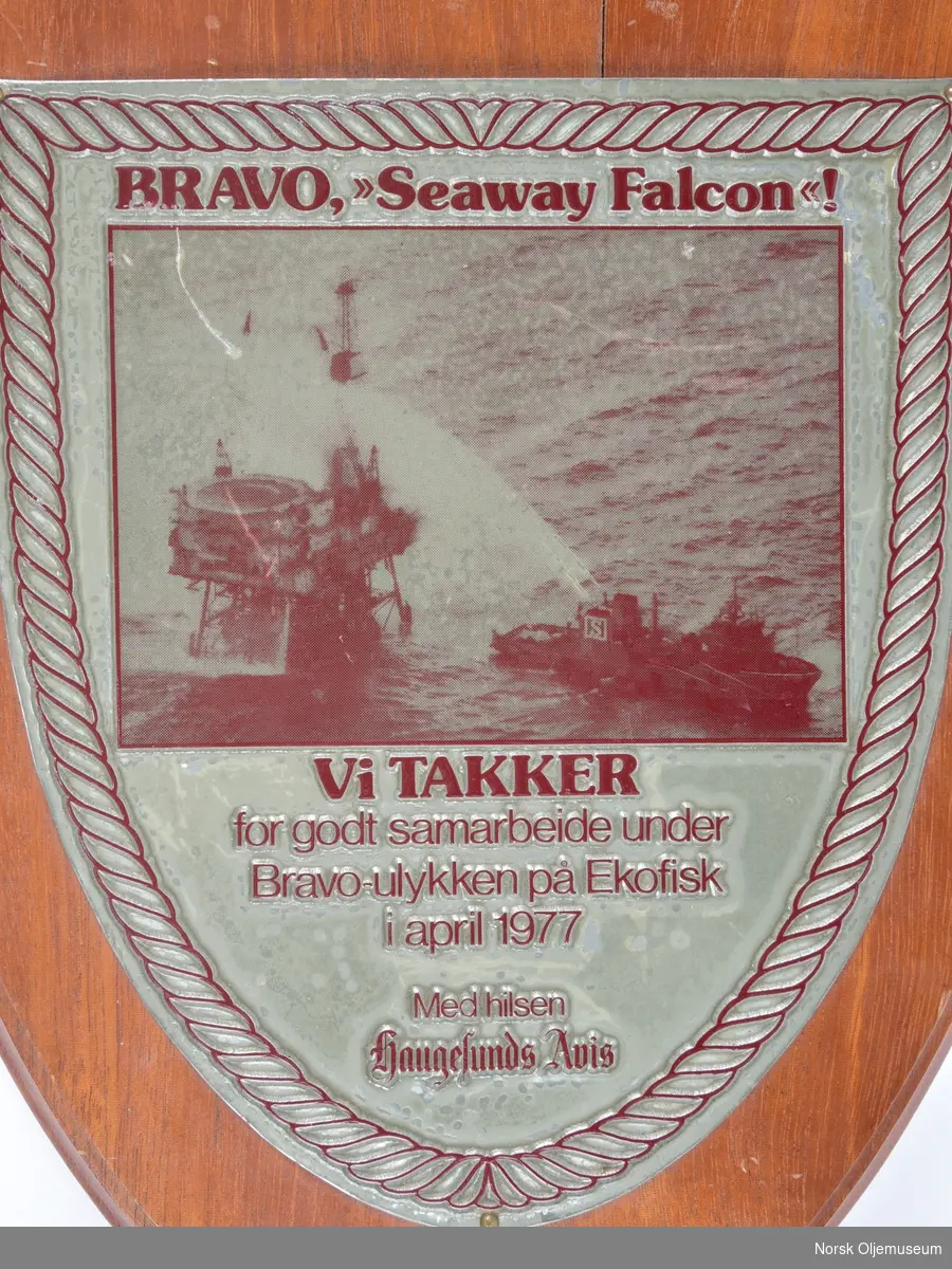 Minne- og takkeplakett til skipet Seaway Falcon fra Haugesunds Avis i forbindelse med Bravo-ulykken.