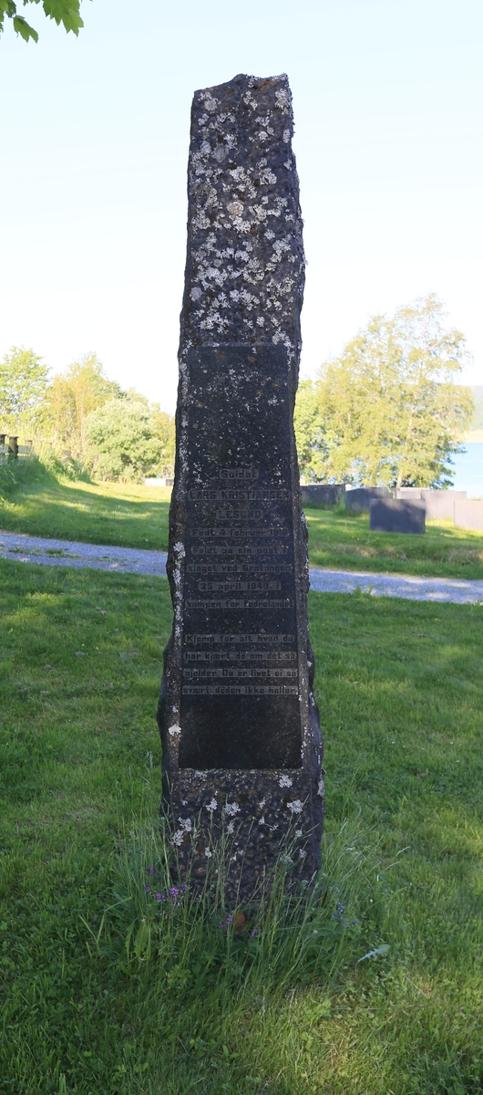 Minnestøtte på Stemshaug kirkegård over Lars Kristiansen Lesund (f. 1918), som falt i slaget ved Gratangen i 1940.