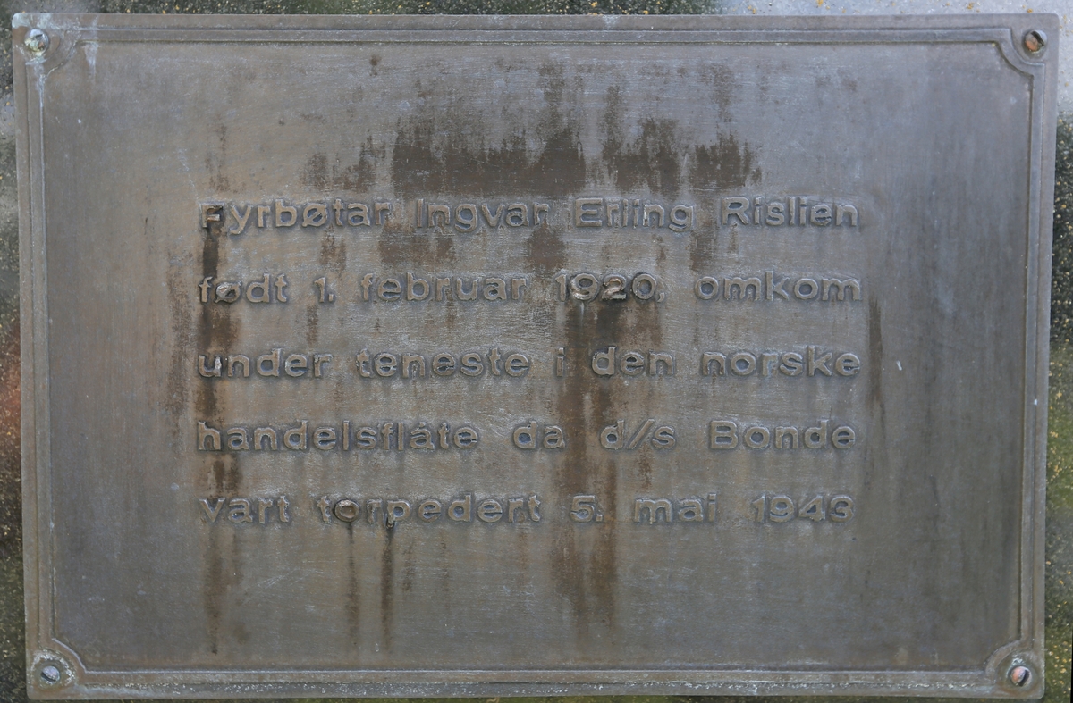 Minnesmerke på Grong kirkegård "til minne om norske herfolk som let livet sitt i Stod og Grong 3. og 5. mai 1940". Foran den felles bautaen står det ni individuelle gravstøtter. På bautaen er det også påsatt ei plate til minne om fyrbøter Ingvar Erling Rislien som omkom da d/s "Bonde" ble torpedert i 1943 (se bilde 3). Bautaen til høyre i bilde 1 er minnesmerket på det ene av to sovjetiske krigsgravsteder på denne kirkegården.