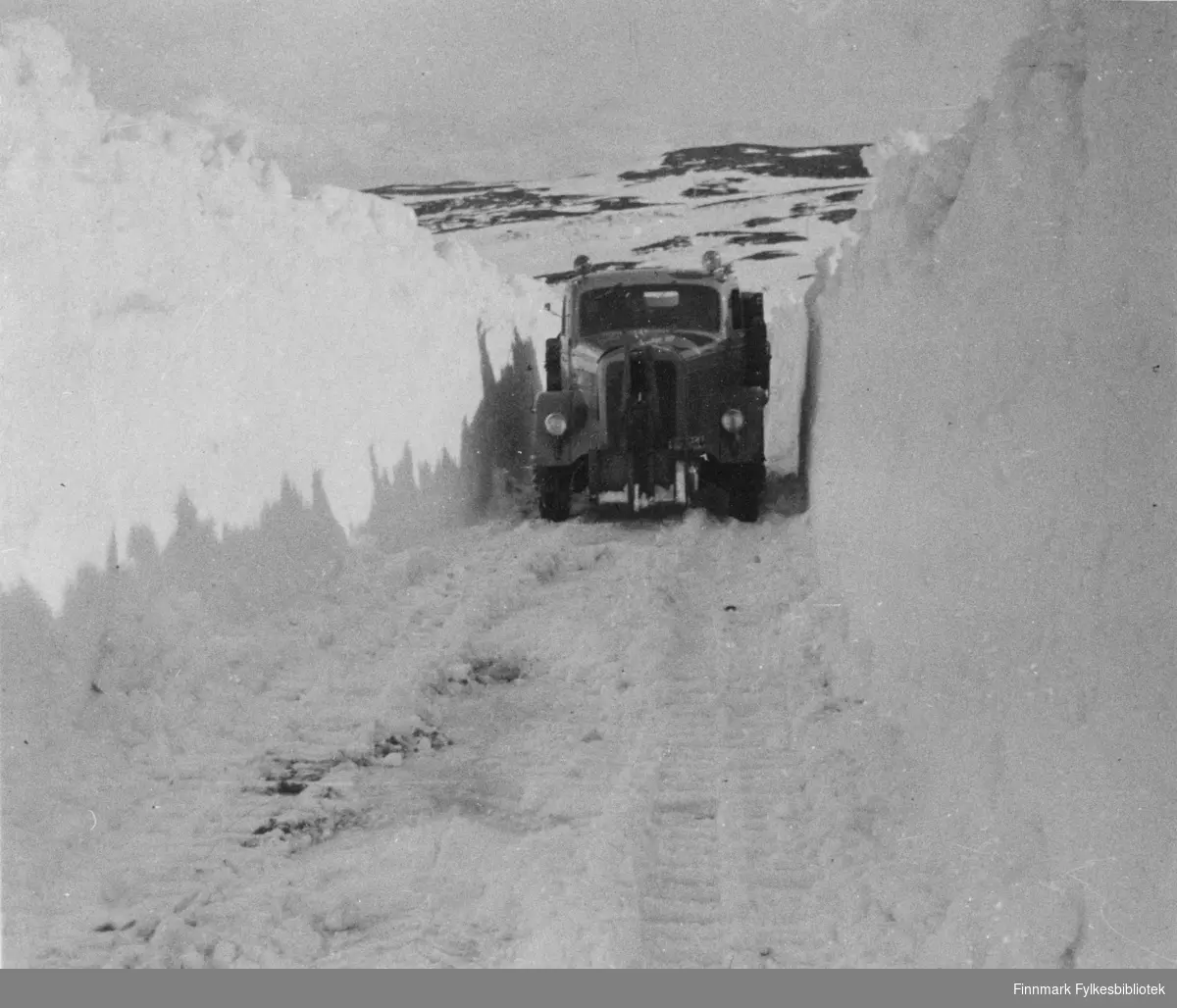 R.v.6 Ifjordfjellet. Veien ble åpnet med D-6 bulldozer, men ble ryddet med D-7 bulldozer m/snøplog. Bildet er av en Mersedes brøytebil.
