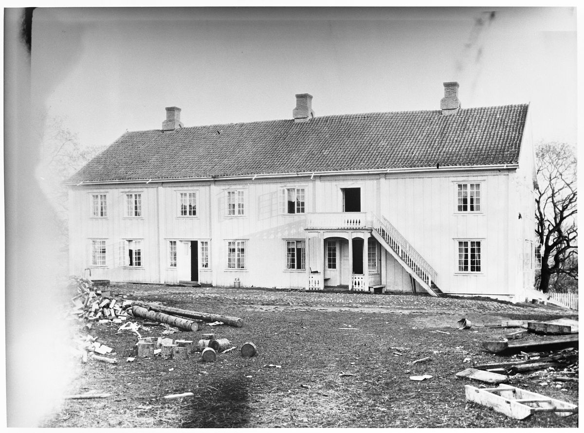 Hoff Prestegård i Østre Toten, ca. 1921. Hovedbygningen sett fra gårdstunet.