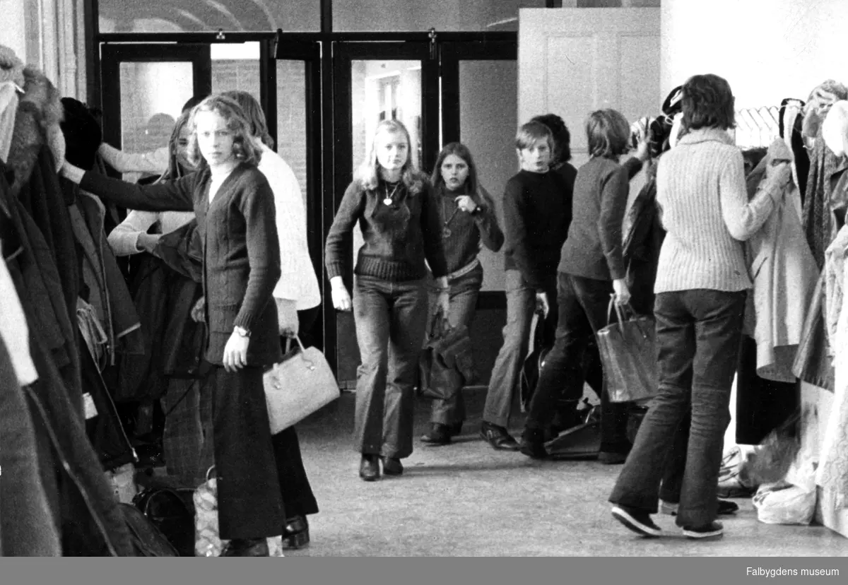 Kyrkerörsskolan, "när eleverna kom tillbaka" (efter lovet? efter branden 1975?) (Foto av Hå-Kå?)