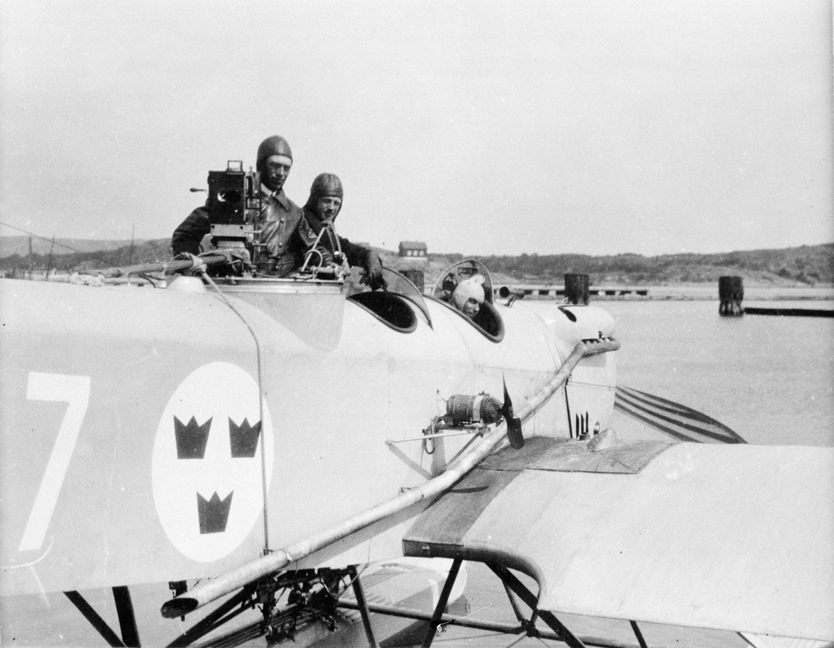 Flygplan S 4, Heinkel  HE 4 nr 47 med tremansbesättning, omkring 1927-1930. Spanaren närmast har en spaningskamera. Förtöjd vid brygga.