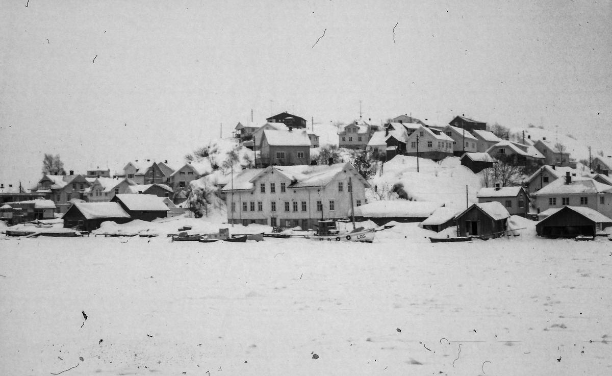 Skåtøy kommunehus på Øya, vinter. 1960-tallet.