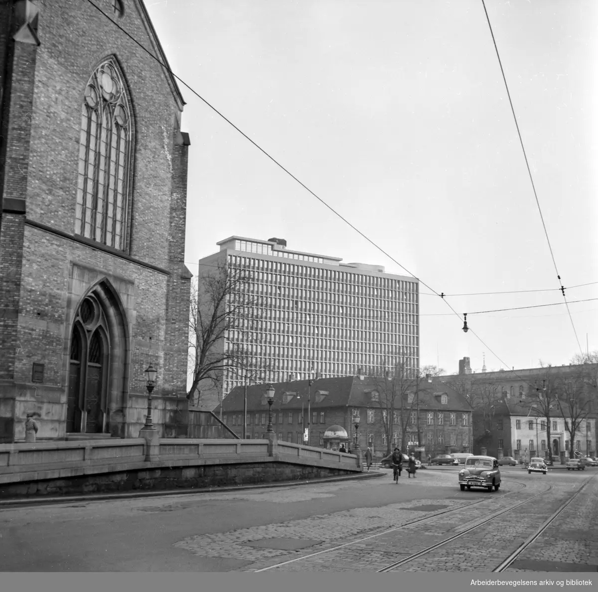Arne Garborgs plass. Trefoldighetskirken, Regjeringsbygningen og Empirekvartalet. April 1959