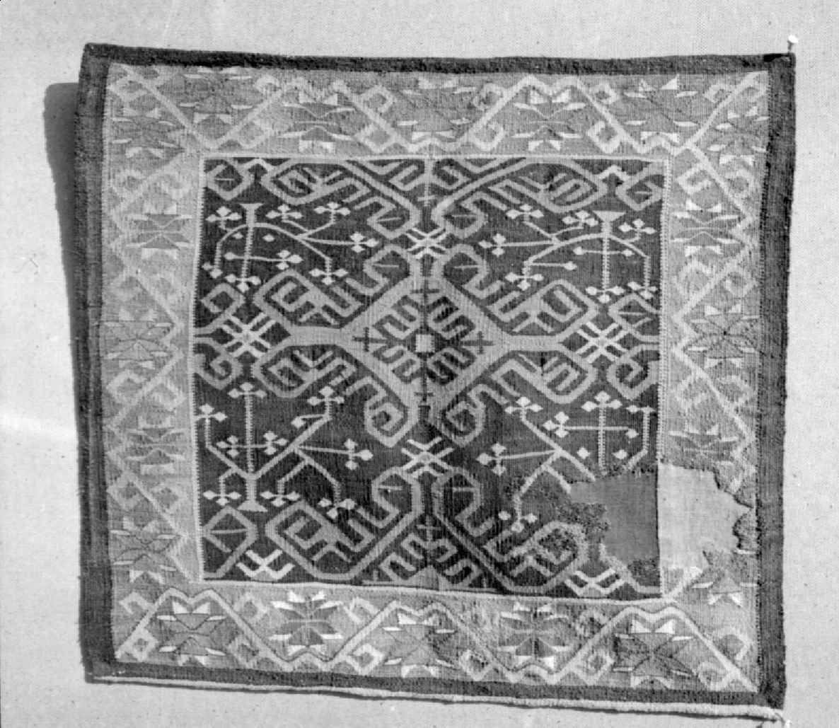 Putetrekk av billedvev, med tre-mønster i ranker. Mønsteret er avledet fra persisk mønster. Åttebladsroser langs kantene.