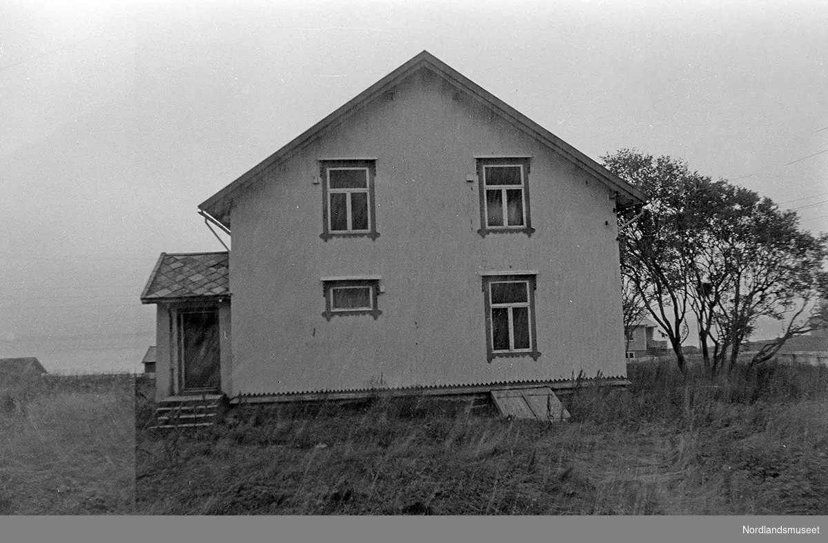 Fra den gamle prestegården på Værøy i Lofoten. Uthuset med torv på taket.