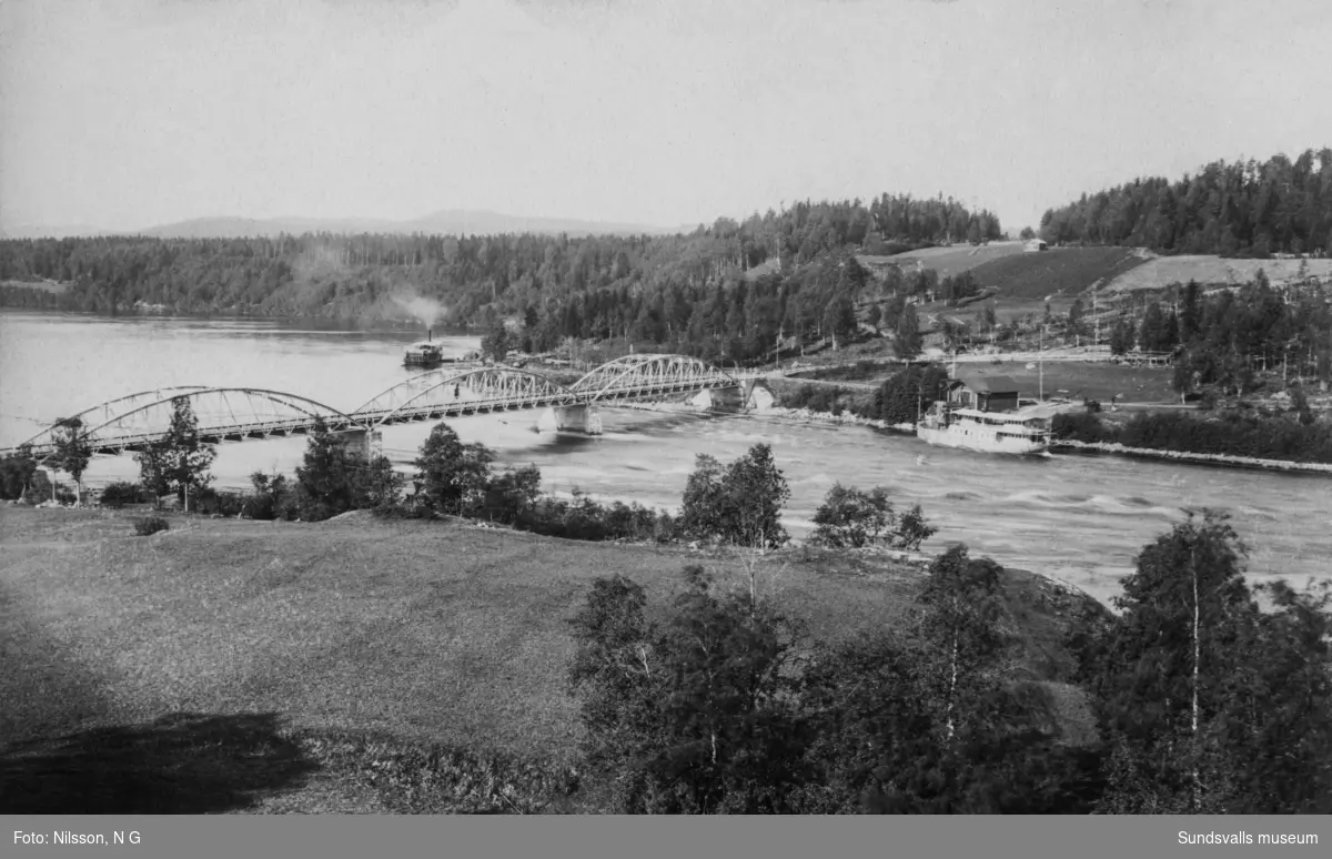 Gamla landsvägsbron i Bergeforsen med passagerarbåten Indalen uppströms bron och Turisten nedströms bron.