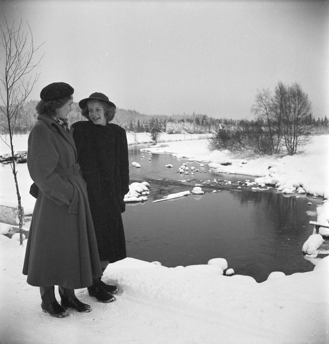 Två kvinnor på promenad, Våsjö