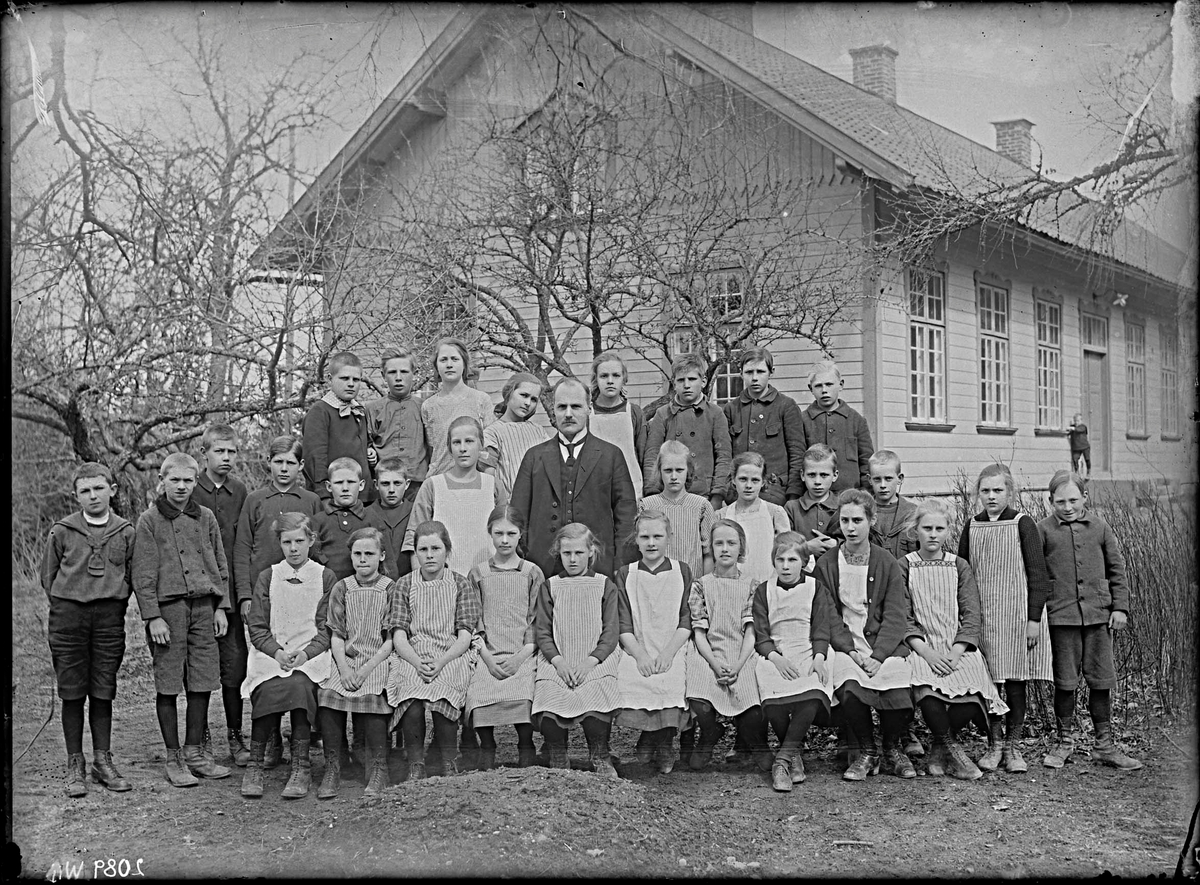 Skolklass ledd av folkskoleläraren Erik August Efraim Lindén (1880-1960). Eleverna är ej identifierade.