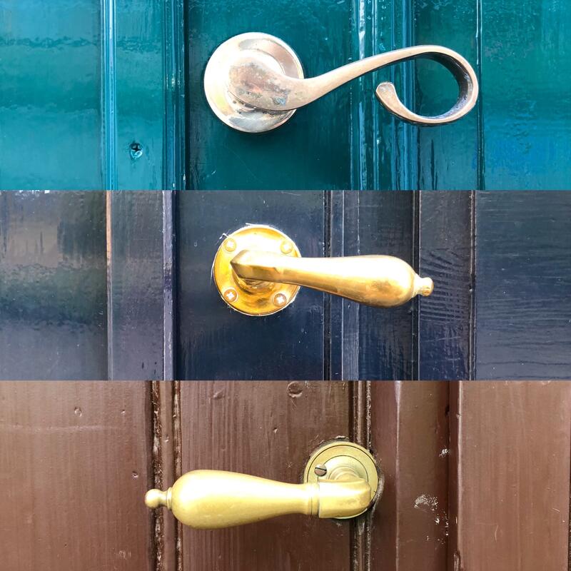 Bilde av tre forskjellige dørklinker i messing (Foto/Photo)