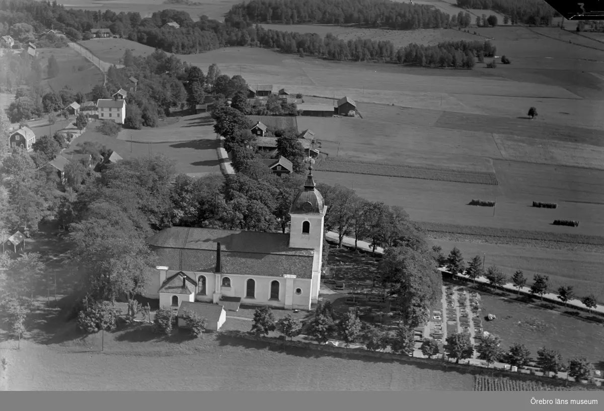 Flygfoto över Svennevads kyrka.
(Beställare: bröderna Hallberg)