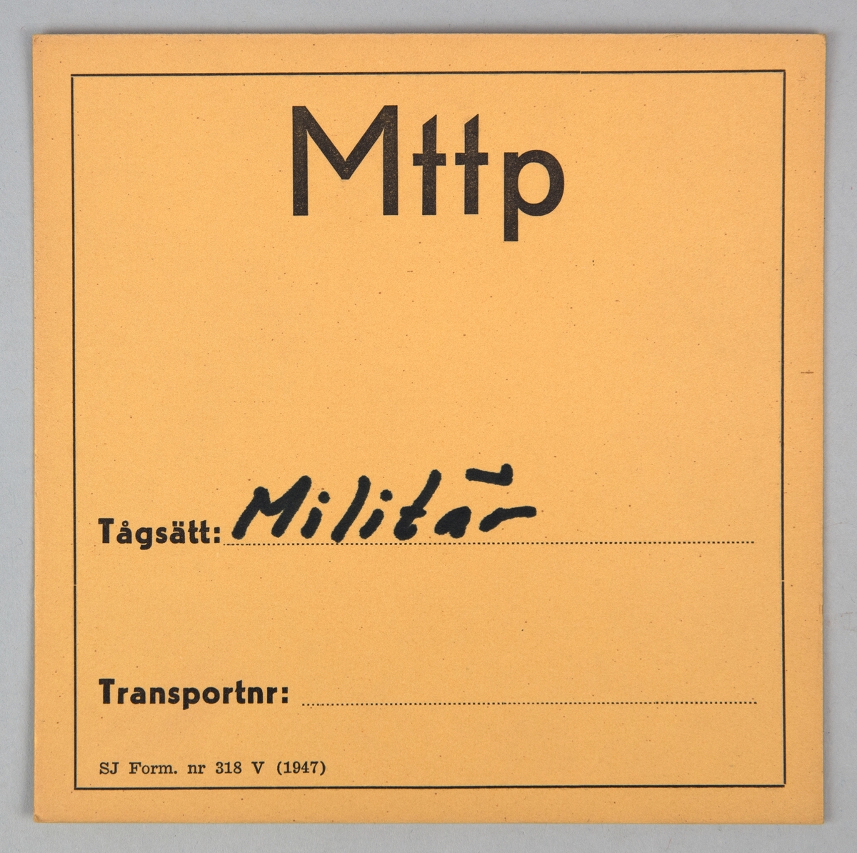 Kvadratiskt vagnskort av papper. På båda sidorna finns en tunn svart ram, innanför ramen står det tryckt i svart "Mttp", "Tågsätt", "Transportnr" och "SJ Form. nr 318 V (1947)".
På ena sidan står det skrivet med svart penna "Militär" vid fältet för Tågsätt.