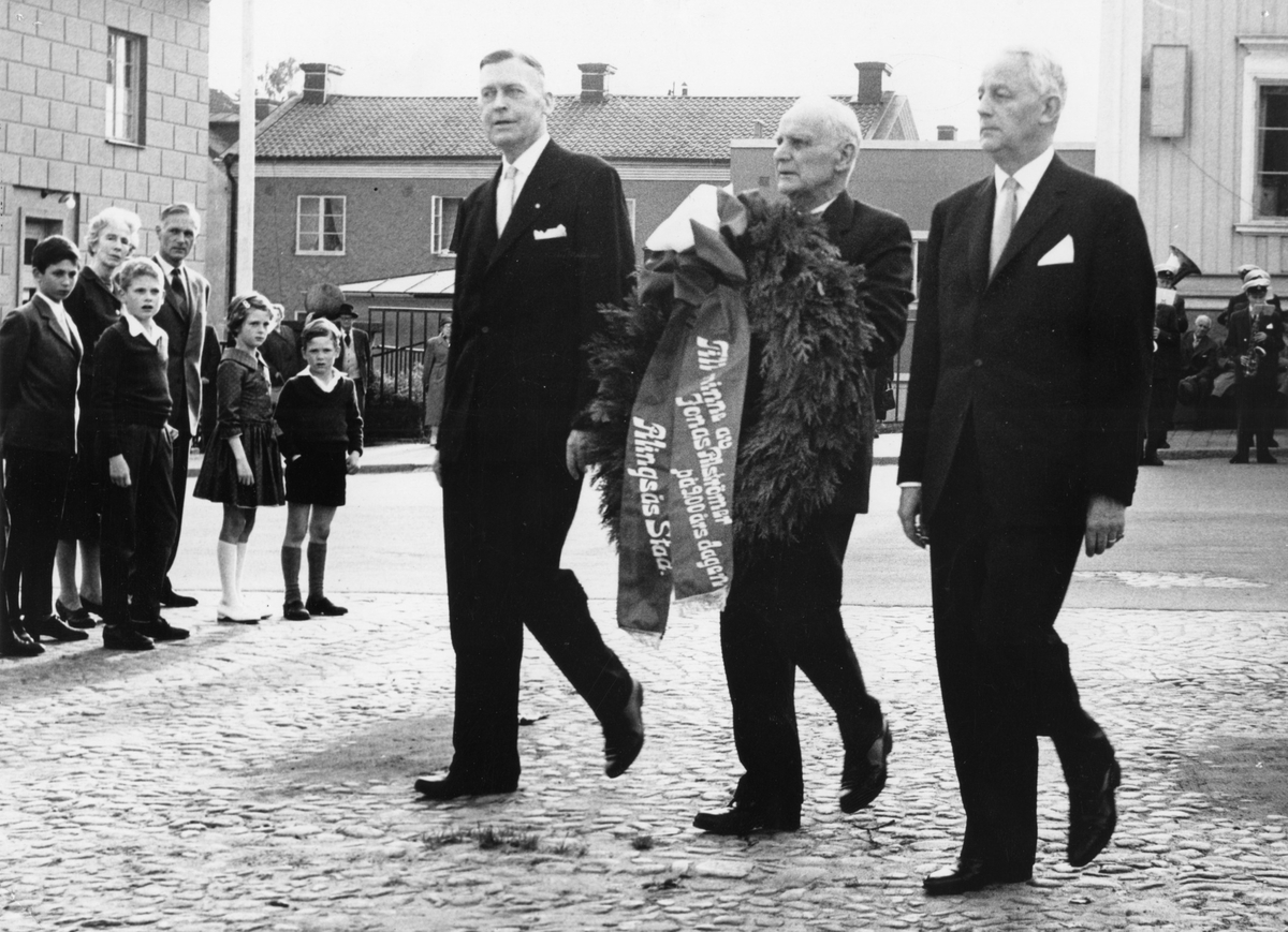 Tvåhundraårsminnet av Jonas Alströmers dödsdag den 2:e juni 1961. På bilden ser vi Stadsfullmäktiges ordförande Helmer Larsson,
Bo Skårman samt Arne Josefson.