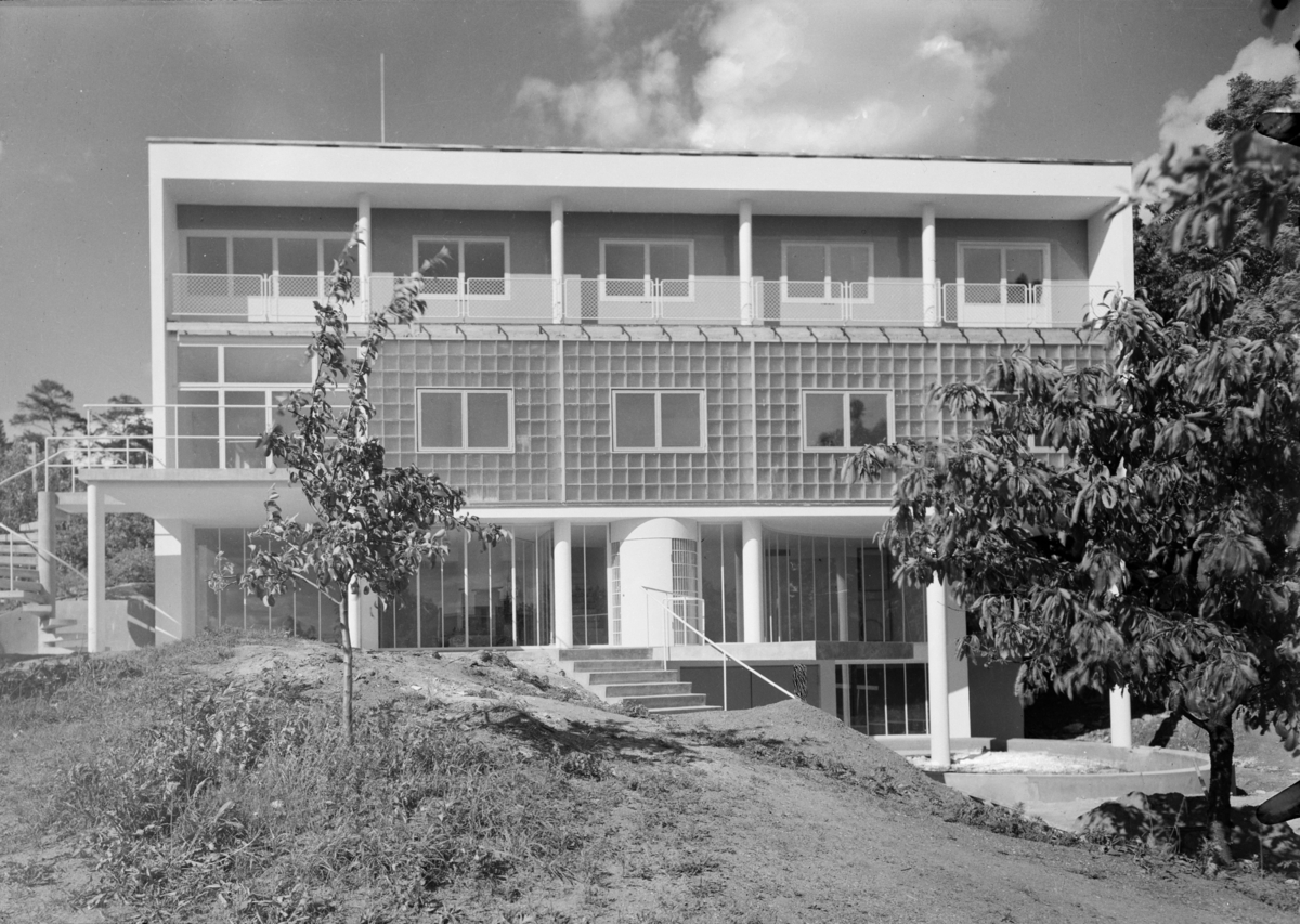 Arkitekturfoto av Villa Stenersen. Korsmo tegnet huset for Rolf Stenersen. Bygningen regnnes som et hovedverk innen norsk funksjonalisme.