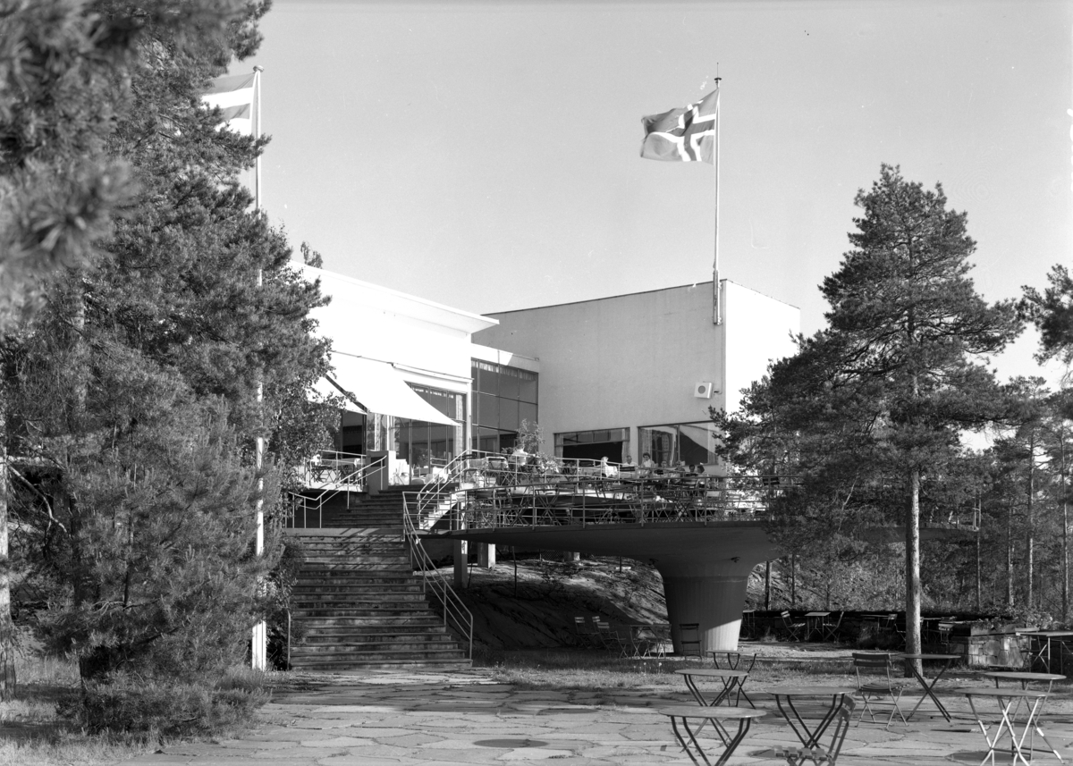 Svarthvittbilde av Ingierstrand bad og restaurant med omegn. Anlegget sto ferdig i 1934.